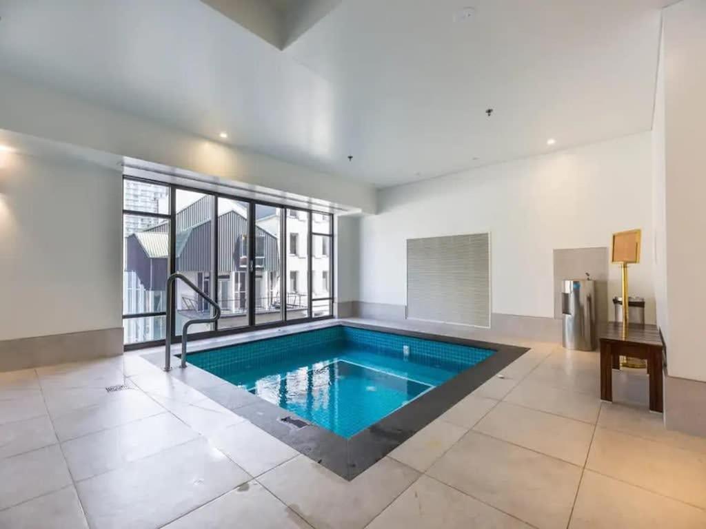 Bright One Bedroom Beauty With Balcony And Unbeatable Views أوكلاند المظهر الخارجي الصورة