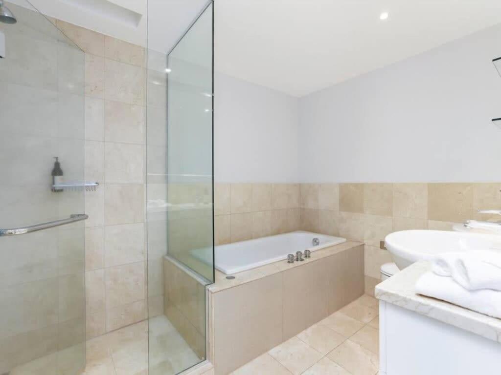 Bright One Bedroom Beauty With Balcony And Unbeatable Views أوكلاند المظهر الخارجي الصورة